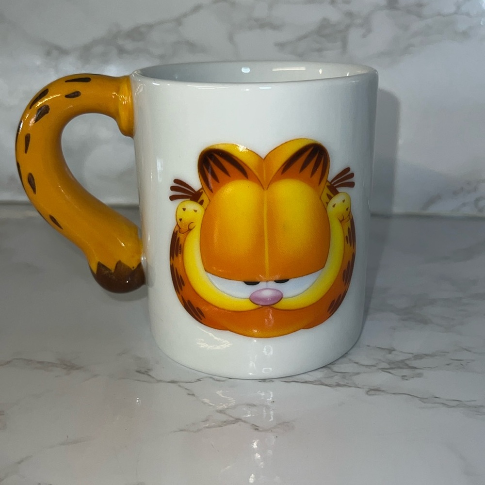 Adorable Iconic Garfield cup. Puffy face and tail